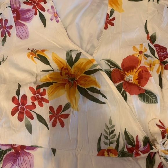 BRAND NEW FLORAL DRESS in size Medium - Picture 4 of 6